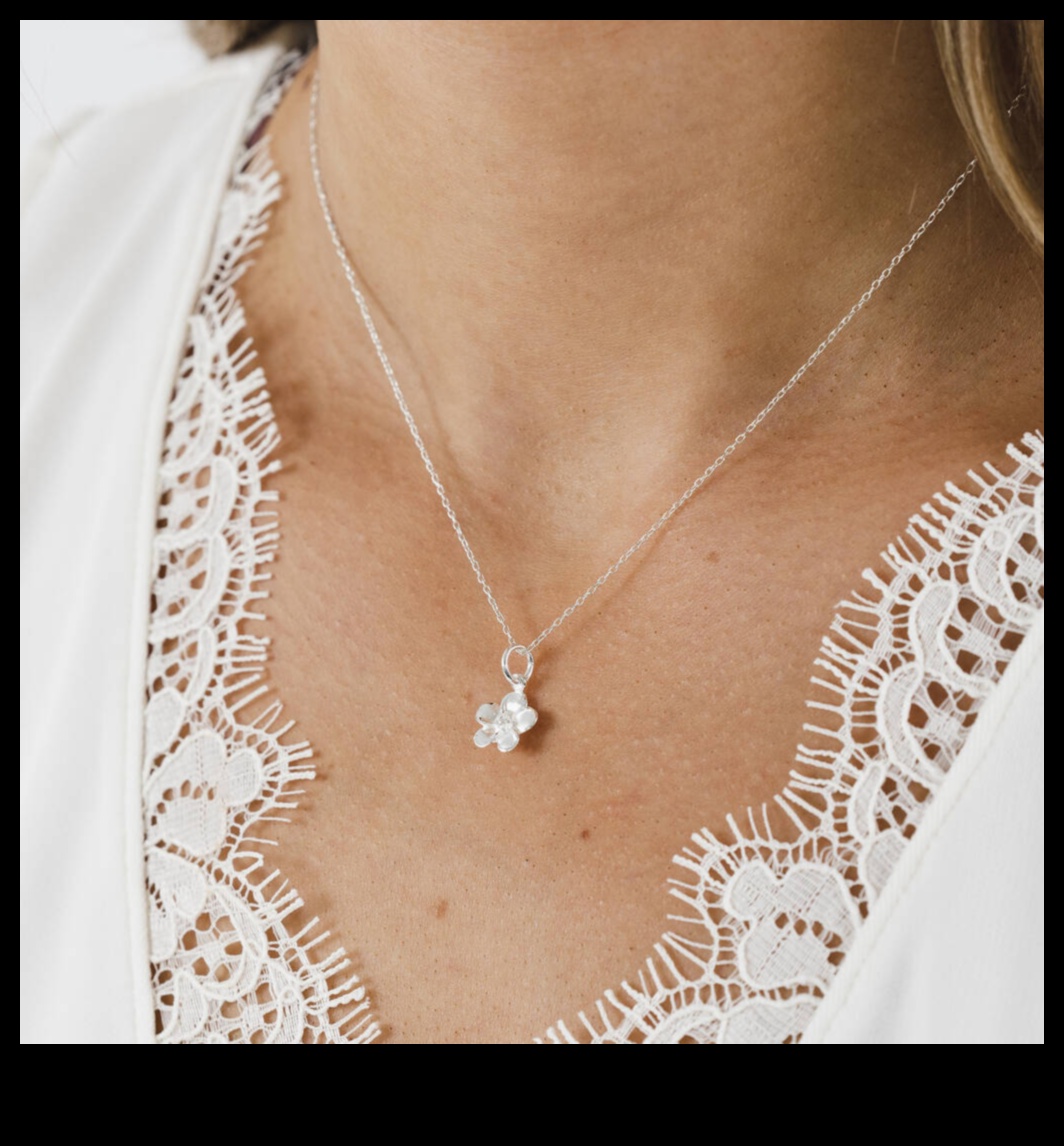 Feminine Flourish: Χάρισε το λαιμό σου με τα ευαίσθητα και εκθαμβωτικά κολιέ μας