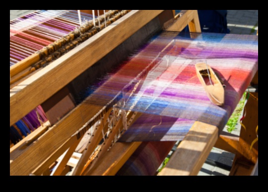 Thread Tales: Δημιουργώντας την αφήγησή σας με μοντέρνα ρούχα