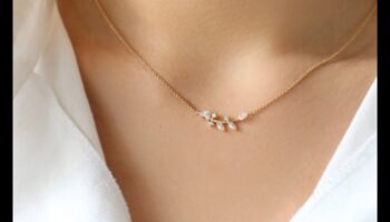 Feminine Flourish: Χάρισε το λαιμό σου με τα ευαίσθητα και εκθαμβωτικά κολιέ μας